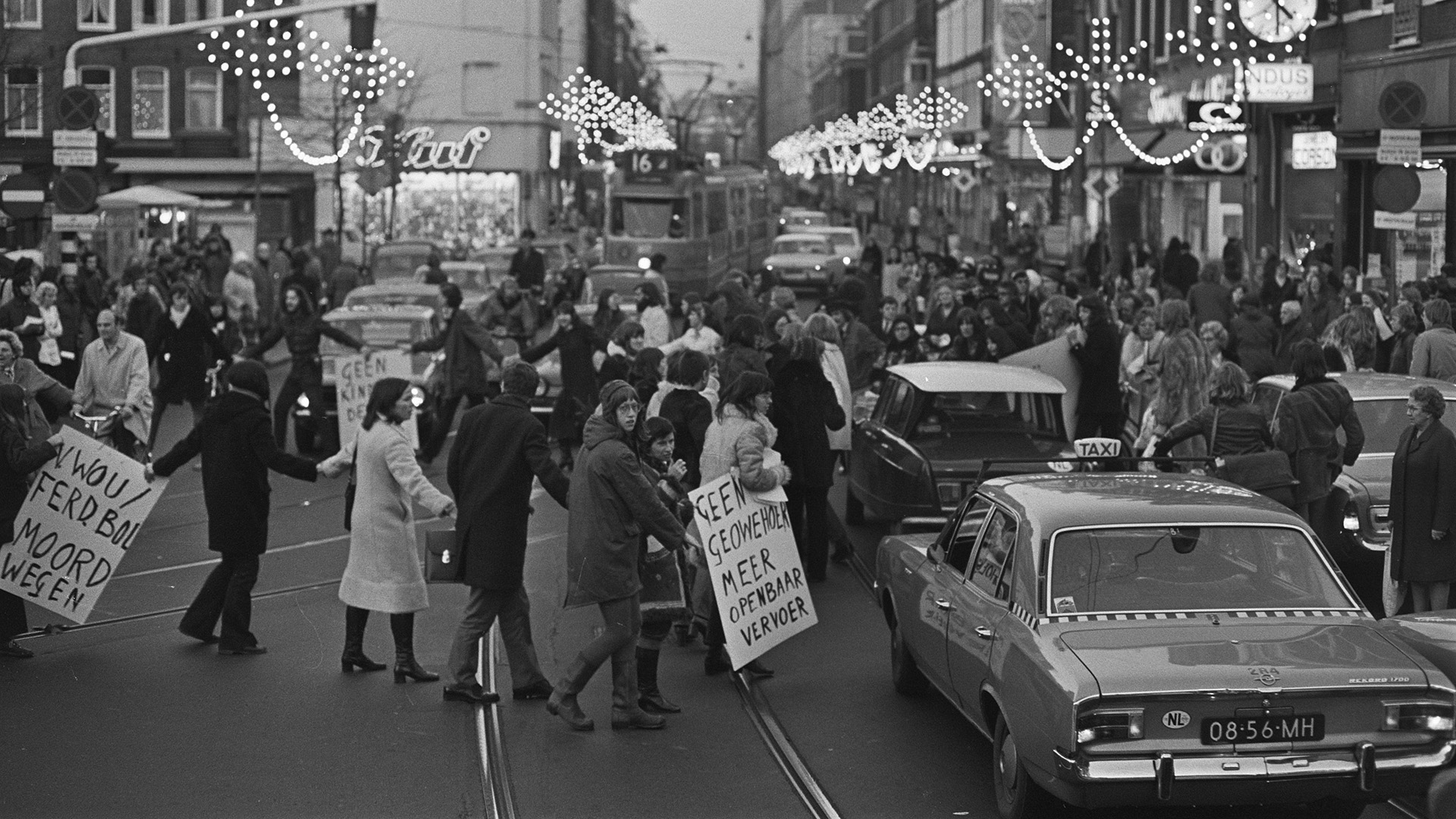 A black-and-white image of Stop de Kindermoord protestors in Amsterdam blocking traffic to advocate for better pedestrian infrastructure in 1972