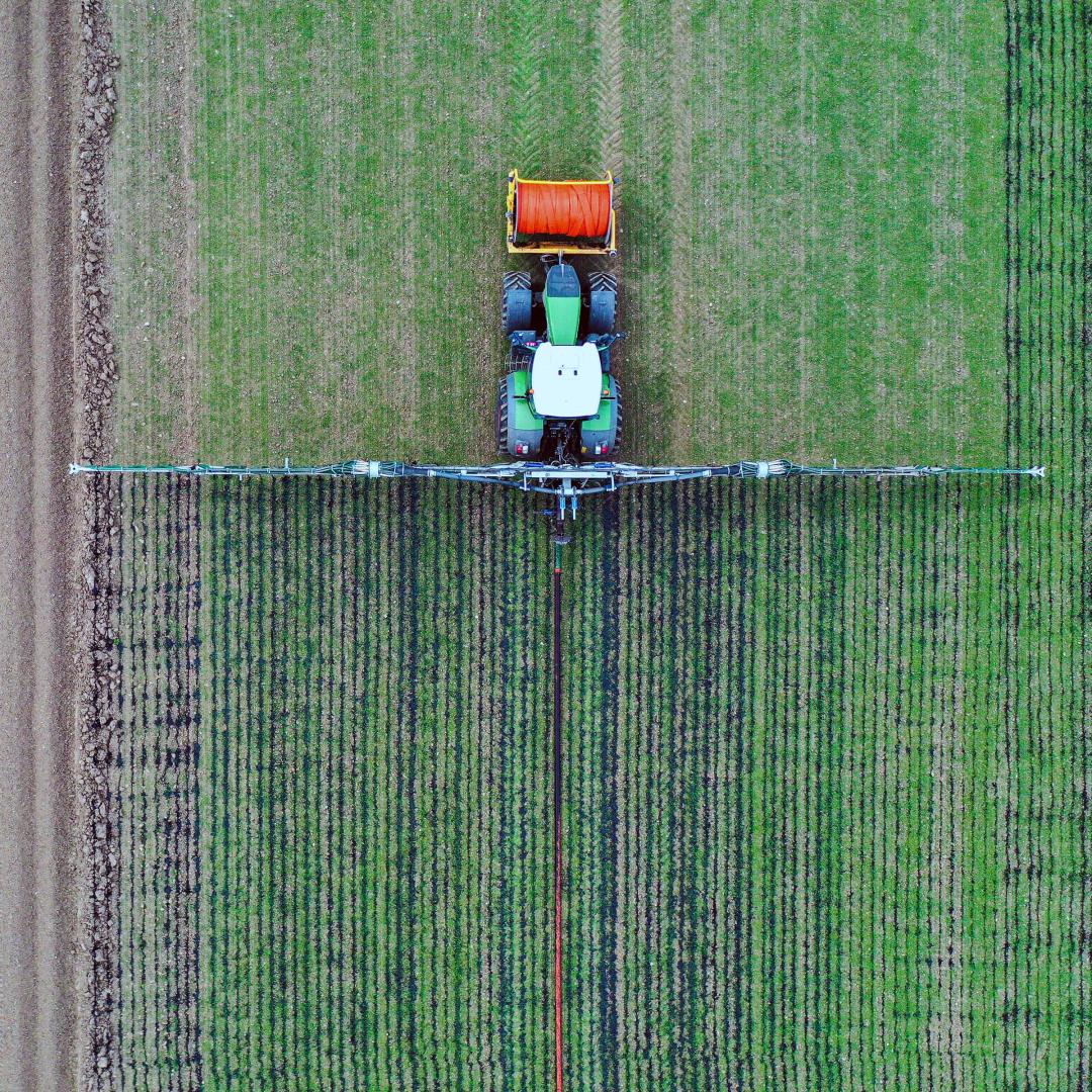 Farm equipment applying fertilizer selectively